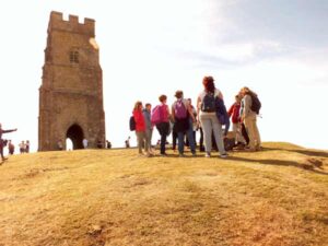 Monte Tor de Glastonbury con un grupo