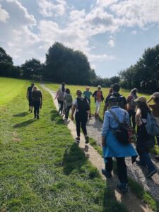 Subida de un grupo al Monte Tor de Glastonbury