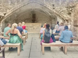 el altar de la Abadia de glastonbury - foto del grupo del año 2025