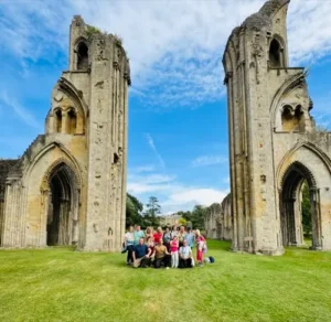 Ruinas de la abadia de glastonbury en Inglaterra - Foto de grupo